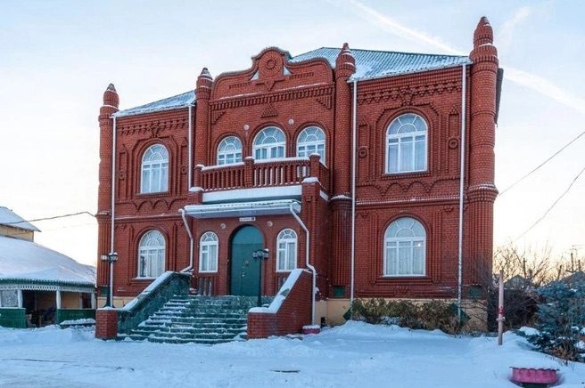 Особняк-замок эпохи 90-х снаружи — было